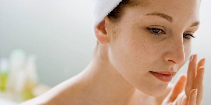 چہرے کی جلد کو نمی بخشنے کے لیے ضروری تیلوں کا باقاعدہ استعمال